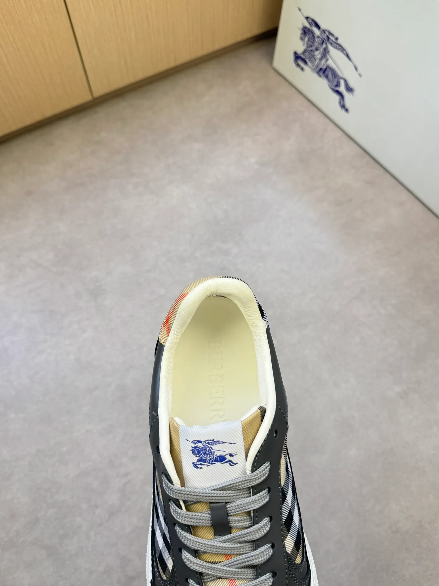 P400 [BURBERRY] Burberry casual sports sneakers - Upper: imported 🔝 open edge beaded calfskin, brand totem cloth, tongue brand cloth label - Inner: water-dyed cowhide - Outsole: ultra-light TPR rubber; two-color molded outsole - Super high quality control·Fine workmanship: highlighted (high-end, extravagance, grade) -Size: 38-44 (Male 45, can be customized)·BBR0372